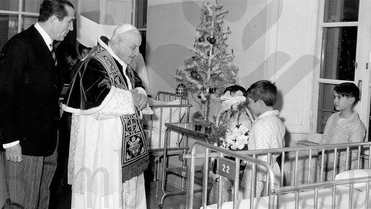 Un momento della visita di Papa Giovanni XXIII all'Ospedale Bambino Ges&ugrave; (25 dicembre 1958).