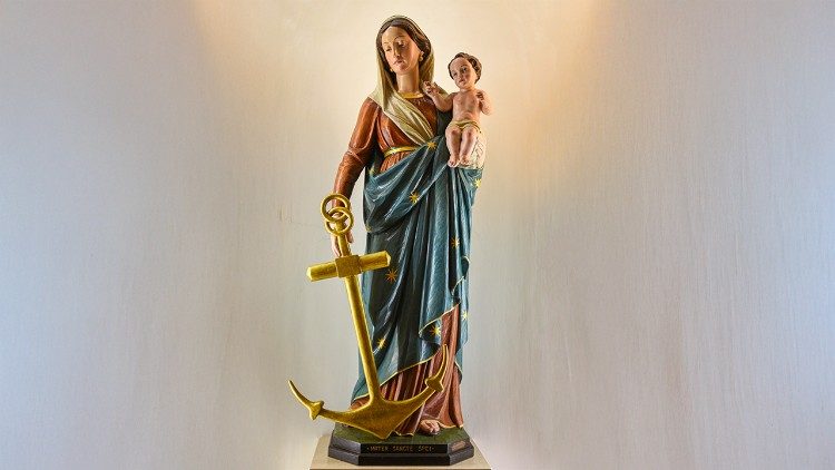 A imagem de madeira da Nossa Senhora da Esperança proveniente da paróquia de San Marco di Castellabate, na província de Salerno, sul da Itália
