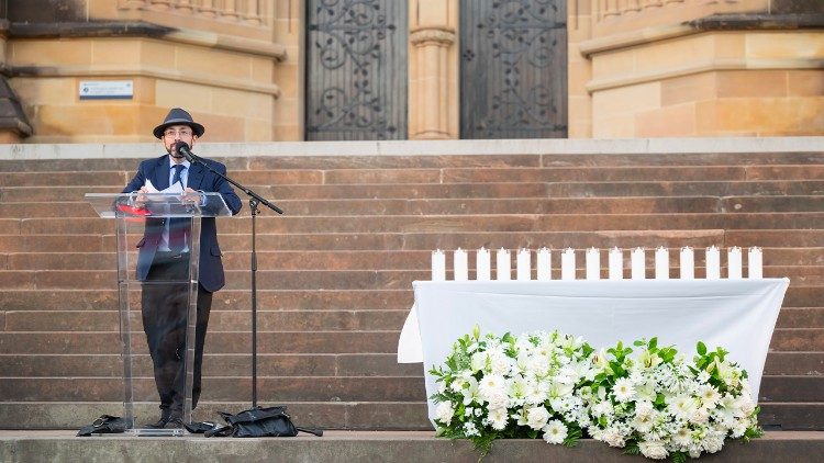 Chief Minister of the Great Synagogue, Rabbi Benjamin Elton, speaks at the event where 15 candles were lit for each of the victims