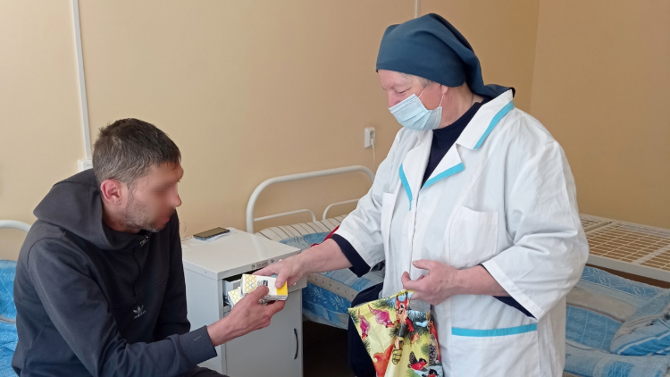 Sestra Alžběta v nemocnici před&aacute;v&aacute; l&eacute;ky pacientům trp&iacute;c&iacute;m tuberkul&oacute;zou 