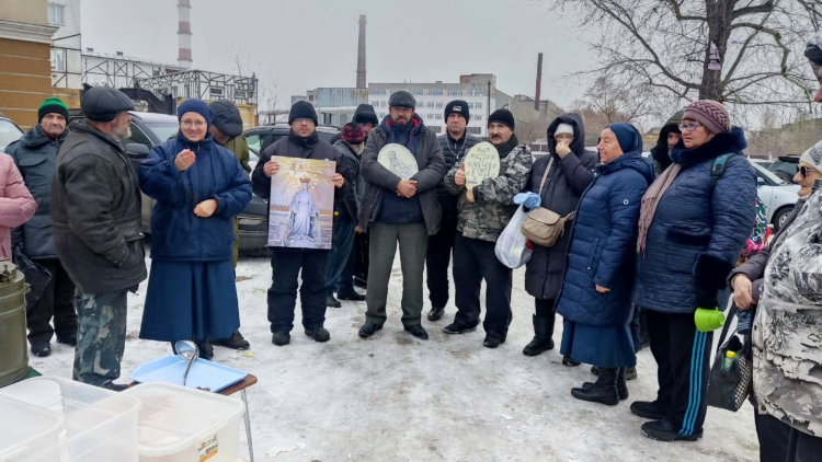 Sestra Vojtěcha a sestra Michaela s bezdomovci