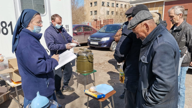 Sestra Vojtěcha rozd&aacute;v&aacute; oběd bezdomovcům