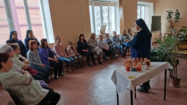 Sestra Kaja při jednom z formačn&iacute;ch setk&aacute;n&iacute; pro spolupracovn&iacute;ky m&iacute;stn&iacute; charitativn&iacute; organizace