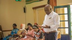 L'abbé Justin Nkunzi, en prière.