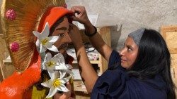 Một nữ nghệ nhân trang trí hang đá Borgo Laudato si' của Castel Gandolfo tại Vatican, ngày 18.12.2025.