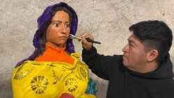 Israel Soteno, maestro ceramista, mentre restaura una statua del presepe donato al Borgo Laudato si'