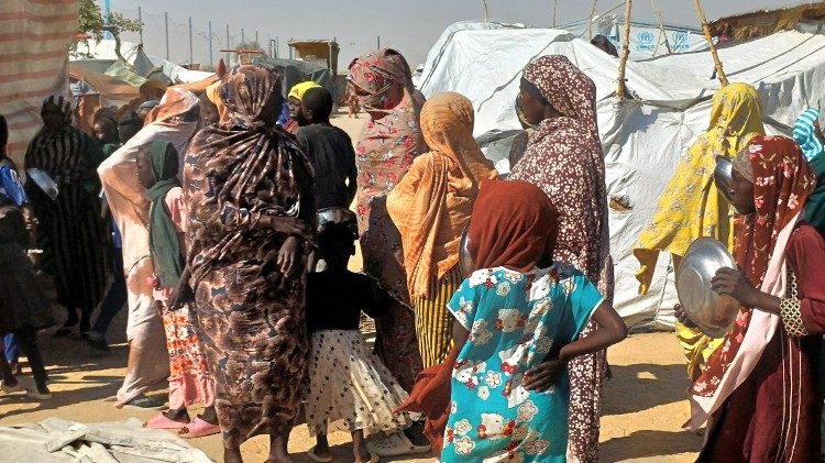 Donne sudanesi in attesa di aiuti