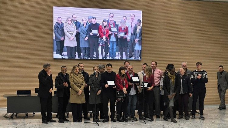 Algunos miembros de la redacción retiran las placas conmemorativas