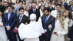 Papst Leo mit frischvermählten Ehepaaren bei der Generalaudienz