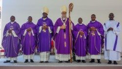 O Arcebispo da Beira, Dom Claudio Dalla Zuanna juntamente com o cinco novos sacerdotes e o diácono