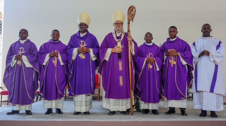 O Arcebispo da Beira, Dom Claudio Dalla Zuanna juntamente com o cinco novos sacerdotes e o diácono