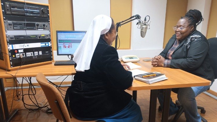 Maria Luisa Rogerio falando aos microfones da Radio Vaticana