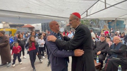El cardenal Pizzaballa visita la parroquia Sagrada Familia en Gaza, el 19 de diciembre de 2025