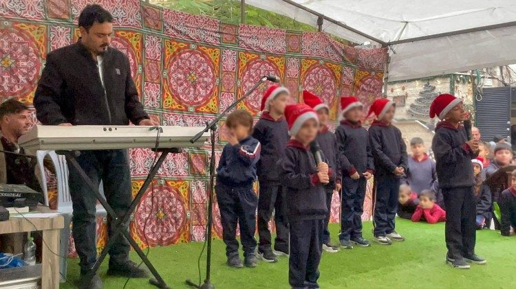 Los ni&ntilde;os reciben al cardenal Pizzaballa en su visita a la parroquia de la Sagrada Familia en Gaza