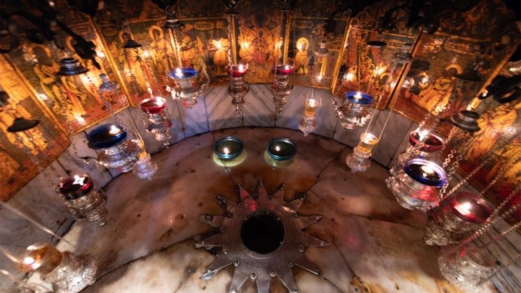 La grotta della Nativit&agrave; all'interno della basilica di Betlemme