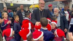 Il cardinale Pizzaballa con i bambini di Gaza