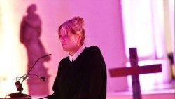 Die Flüchtlingsbeauftrage für das Bistum Münster, Stefanie Tegeler, liest in der Jugendkirche die Namen von gestorbenen Flüchtlingen vor. (Foto: Michael Bönte, Caritasverband für die Diözese Münster)