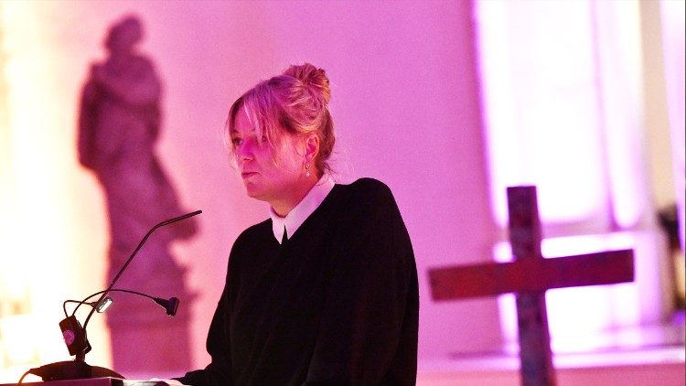 Die Flüchtlingsbeauftrage für das Bistum Münster, Stefanie Tegeler, liest in der Jugendkirche die Namen von gestorbenen Flüchtlingen vor. (Foto: Michael Bönte, Caritasverband für die Diözese Münster)