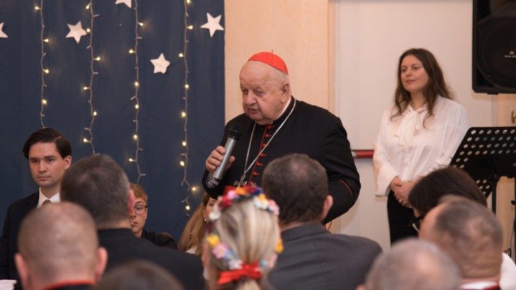 Zwracając się do Polak&oacute;w żyjących poza granicami kraju, kard. Dziwisz przypominał, że Polonia jest wezwana do pielęgnowania wiary, tradycji, kultury oraz wzajemnej solidarności