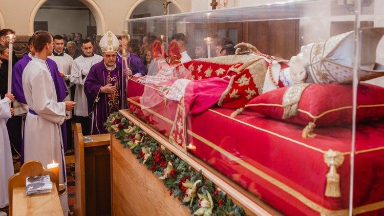 Kardinal Bozanić u Krašiću pred relikvijama bl. Alojzija Stepinca (Foto: Josip Vuković)