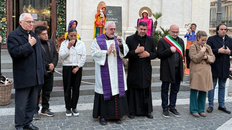 Momento de la bendici&oacute;n por parte del Cardenal Fabio Baggio.