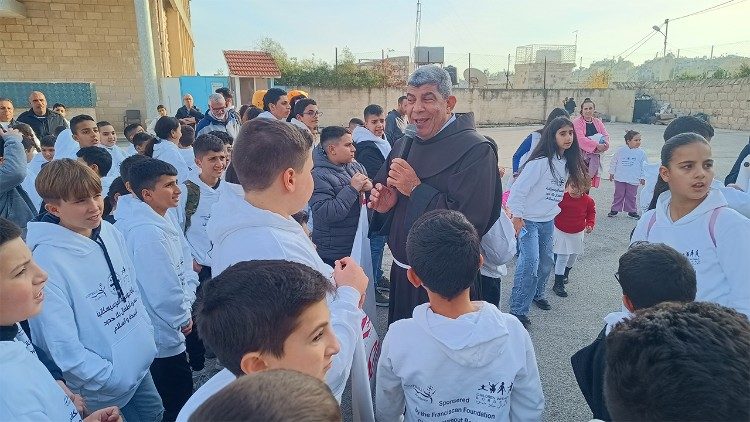 Padre Ibrahim Faltas tra i bambini della Marcia