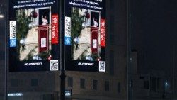 Una de las pantallas gigantes que proyectan imágenes y frases del Papa cerca del Vaticano