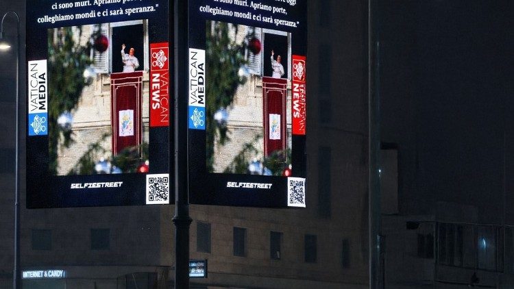 Una de las pantallas gigantes que proyectan imágenes y frases del Papa cerca del Vaticano