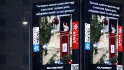Pantallas gigantes cerca del Vaticano en las que se proyectarán los mensajes del Papa.
