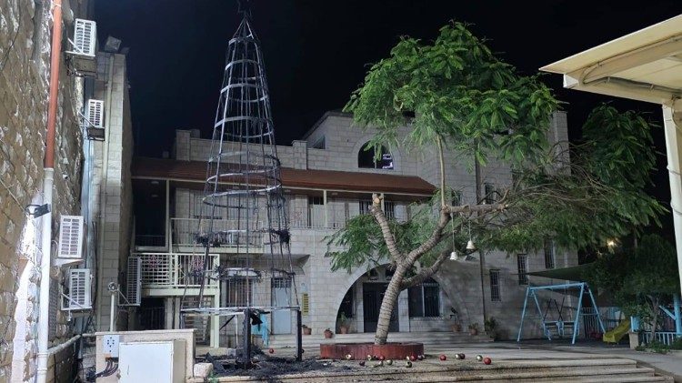 &Aacute;rbol de Navidad quemado en Yen&iacute;n