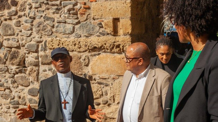 Dom Arlindo Furtado em vistia ao s&iacute;tio arquel&oacute;gico da Cidade Velha