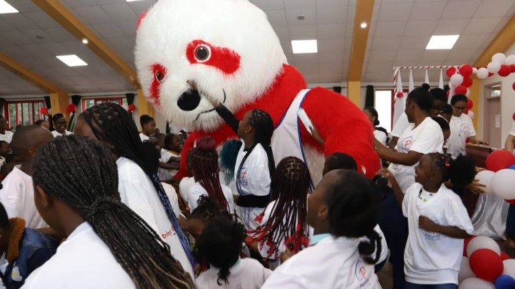 Din&acirc;micas de grupo durante o festival liter&aacute;rio infantil em Nairobi