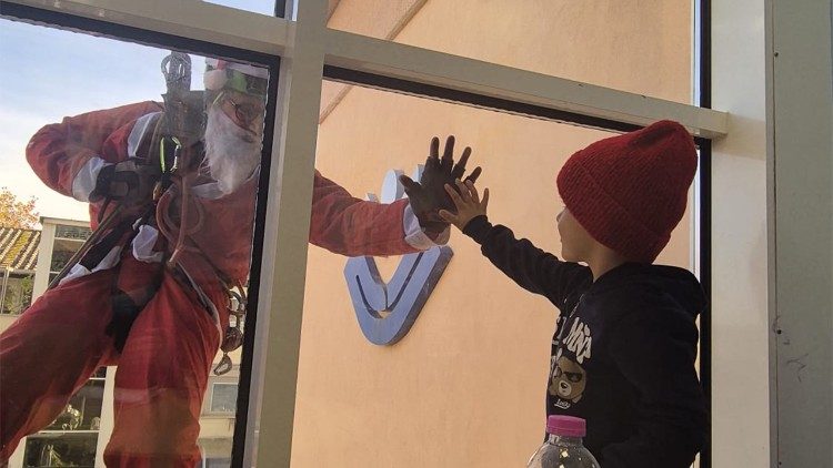 Babbo Natale con un giovanissimo paziente