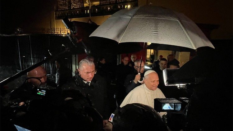 Il Papa con i giornalisti fuori da Villa Barberini