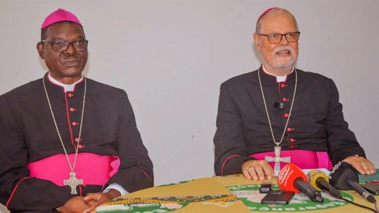 Dom Claudio Dalla Zuanna juntamente com o Bispo Auxiliar da Beira, agora Bispo da rec&eacute;m-criada Diocese de Caia, Dom Ant&oacute;nio Constantino