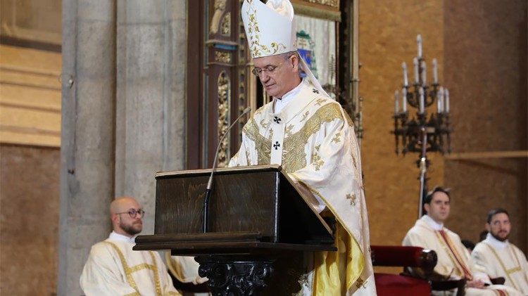 Nadbiskup Dražen Kutleša propovijeda na božićnoj misi u zagrebačkoj katedrali (TUZGN)