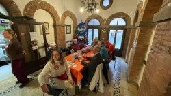 Un momento del pranzo di Natale per i poveri a Palazzo Migliori