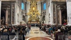 Il momento di elevazione spirituale nella Basilica di San Pietro