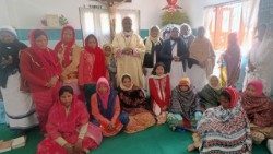 राँची के महाधर्माध्यक्ष विंसेंट आइंद मिशनरीस ऑफ चैरिटी आवास में क्रिसमस मनाते हुए