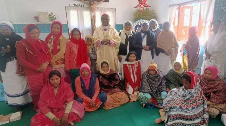 राँची के महाधर्माध्यक्ष विंसेंट आइंद मिशनरीस ऑफ चैरिटी आवास में क्रिसमस मनाते हुए