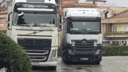 Грузавікі з ежай для украінскіх сем'яў