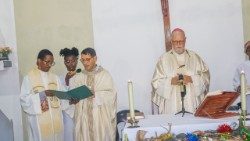 Arcebispo da Beira, Dom Claudio Dalla Zuanna, na nova Paróquia, Santa Cruz do Mutondo