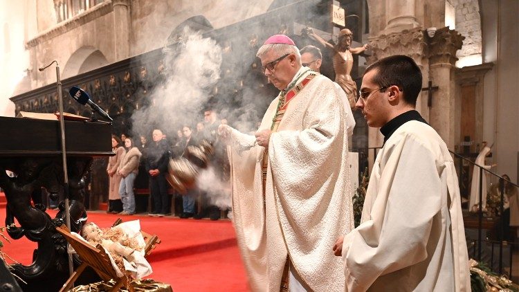 Nadbiskup Milan Zgrablić na ponoćki u katedrali svete Stošije (Foto: Ines Grbić)