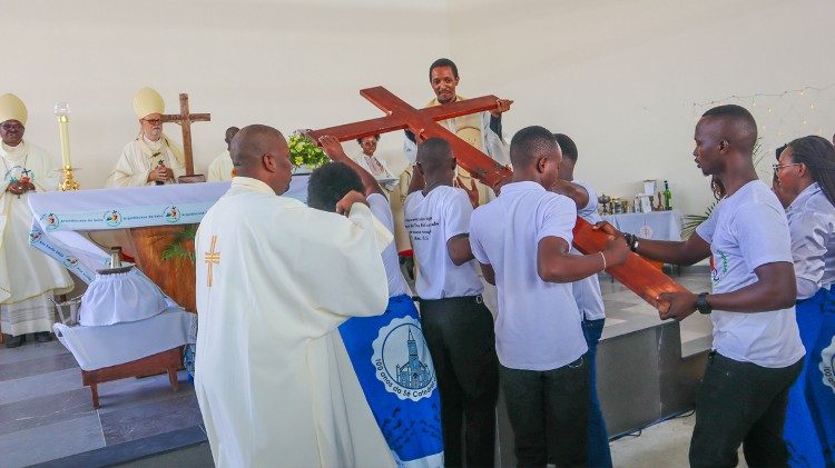 Participantes na III JNJ apresentam aos fi&eacute;is da Beira a cruz da Jornada