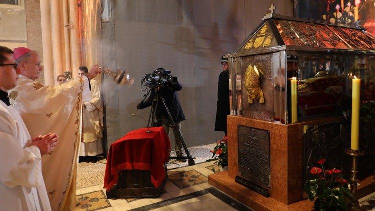 Nadbiskup Kutleša pred Stepinčevim relikvijama u katedrali  (TUZGN)