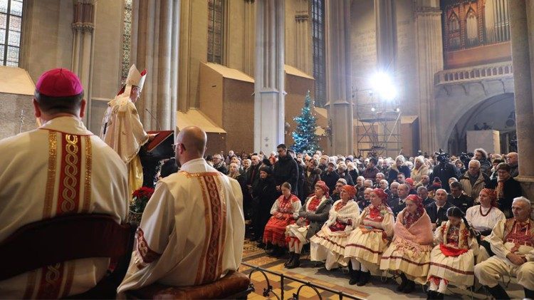 Mnoštvo vjernika na blagdan Svete Obitelji u zagrebačkoj prvostolnici (TUZGN)