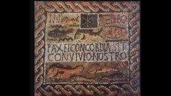 Mosaico funerario, IV sec. d.C., proveniente dalla necropoli occidentale (Matarès) - Museo Archeologico di Tipasa, Algeria “In Chr(isto) Deo, pax et concordia sit convivio nostro”: