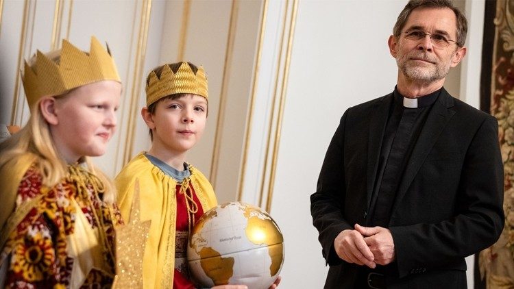 Josef Gr&uuml;nwidl, ernannter Erzbischof von Wien, mit Sternsingerkindern