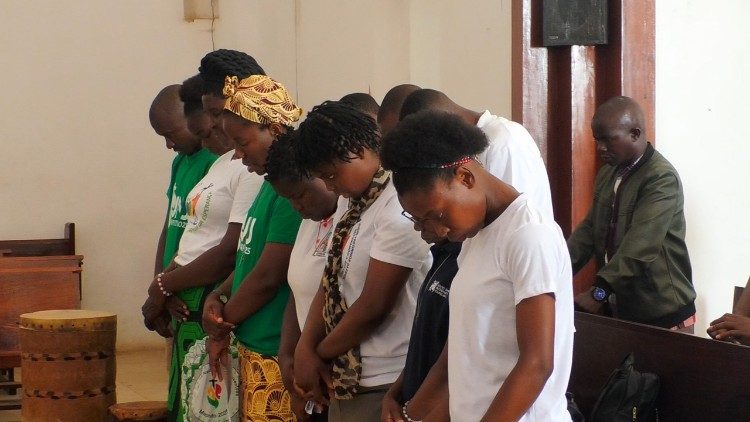 Fi&eacute;is crist&atilde;os na Catedral de Nampula durante a Missa de encerramento do Ano Jubilar 2025