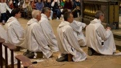 Брати зі спільноти з Тезе на молитві з молоддю в Парижі